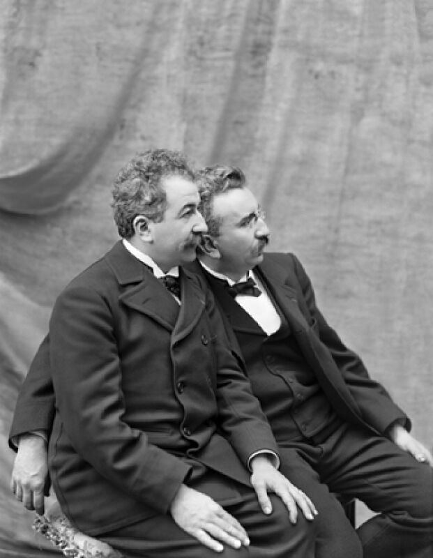 Les frères Auguste et Louis Lumière inventent l'autochrome