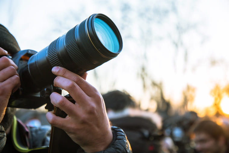 Photographie d'un homme avec son appareil photo