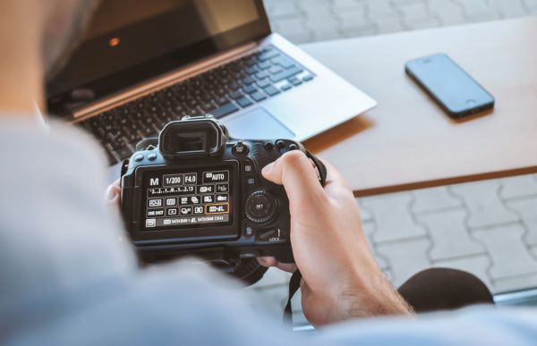 Photographie d'un tudiant en BTS photographie qui travaille