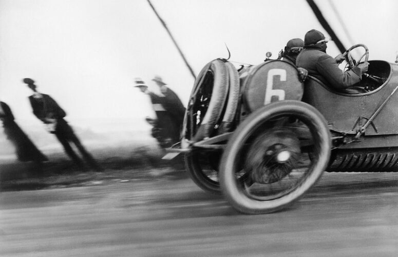 Voiture déformée - Jacques Henri Latrigue Voiture déformée - Jacques Henri Latrigue