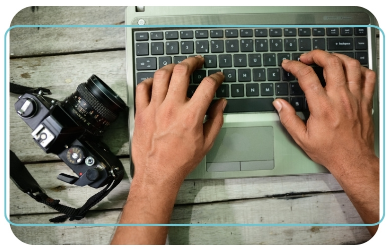 Photo d'un appareil photo pr�s d'un ordinateur