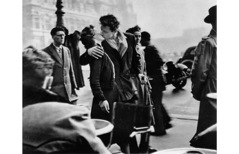 robert doisneau photo le baiser de l'hôtel de ville