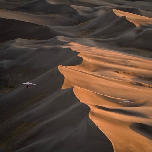 Photographie aérienne du désert par Chris Burkard