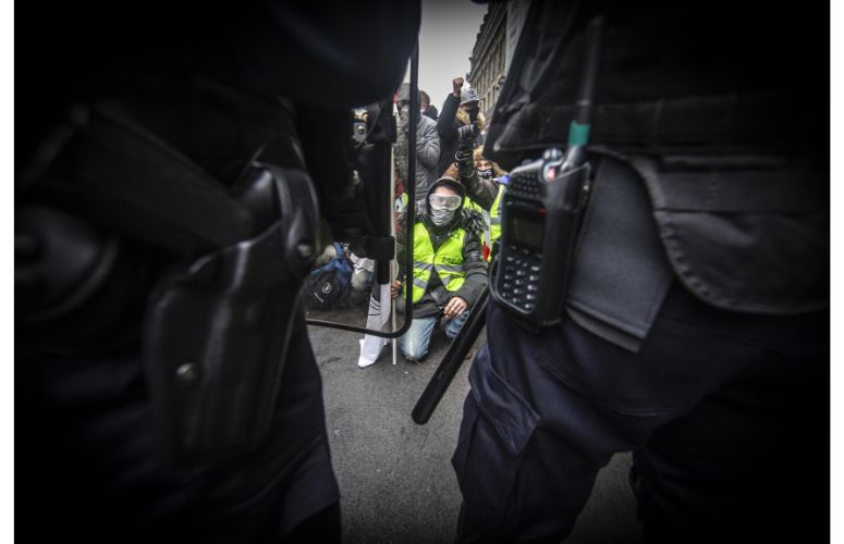 Photographie des manifestations des Gilets Jaunes à Paris en 2019, par Véronique de Viguerie