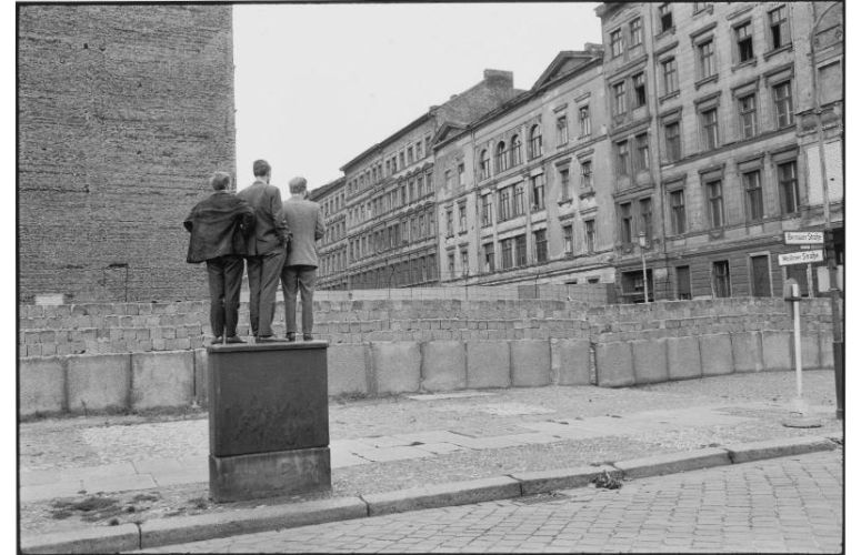 Photographie de Henri Cartier-Bresson près du Mur de Berlin en 1962