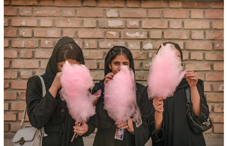 ÉTUDIANTS ET BONBONS À KABOUL, 2022 Véronique de Viguerie/Getty Images