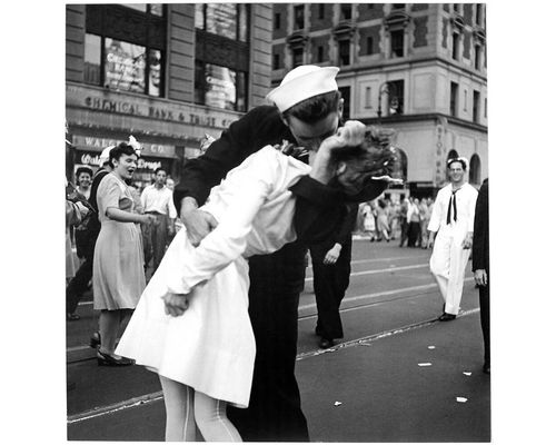 V-J Day in Times Square — Alfred Eisenstaedt — 1945