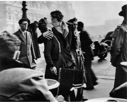 Le Baiser de l'Hôtel de Ville — Robert Doisneau — 1950