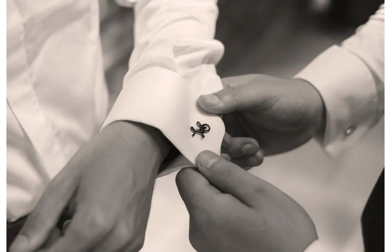 Photographie de mariage, d�tail du mari�, Jolly Prod