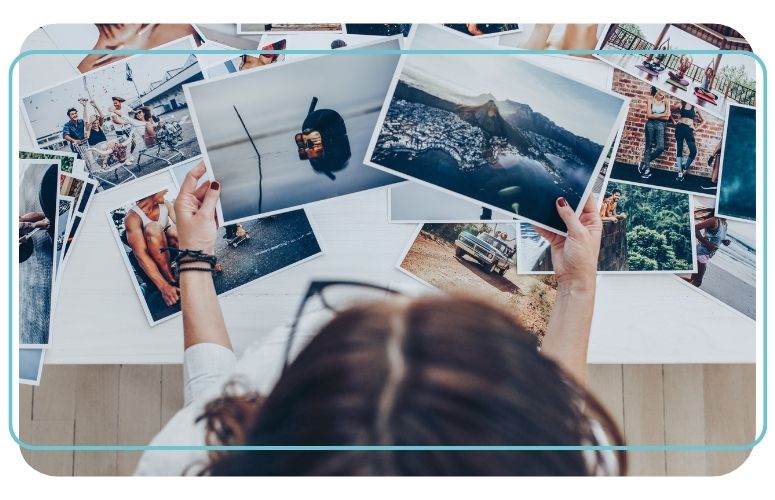 Étudiante en formation photo choisissant ses clichés pour un concours