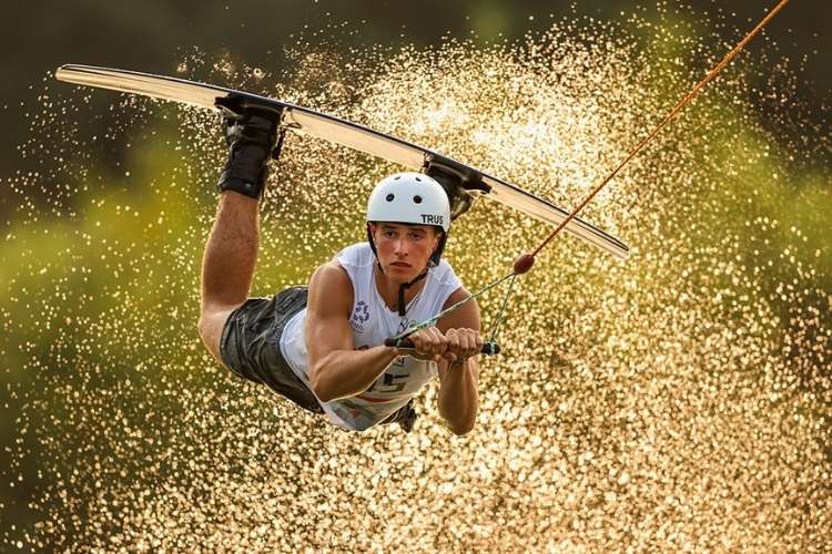 Photo d'une figure en wakeboard