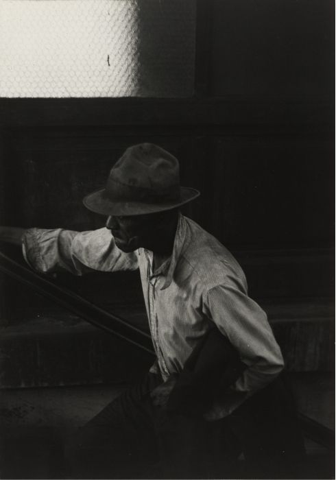 Man Coming Up Subway Stairs, par Roy DeCarava, 1952 MOMA